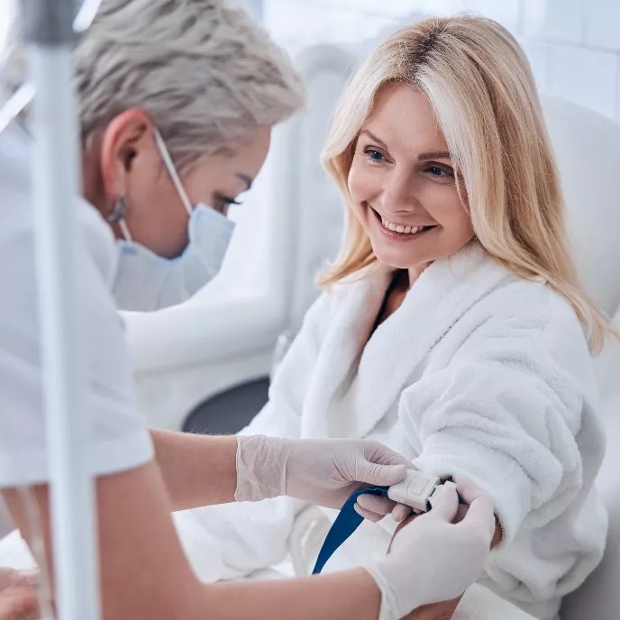 אחות עושה לאישה עירוי וויטמינים